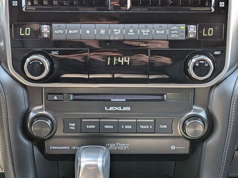 Used 2023 Lexus GX 460 Premium w/ Accessory Package AWD/4WD image 29