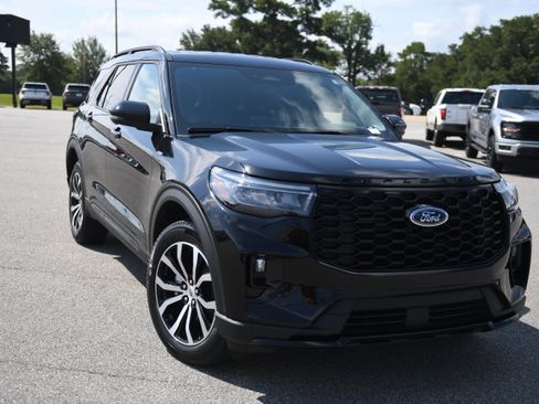 Used 2025 Ford Explorer ST-Line AWD/4WD image 3