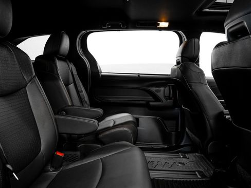 Used 2025 Toyota Sienna XLE Woodland Edition image 33