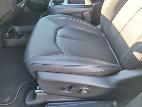 New 2026 Chrysler Pacifica Select image 14