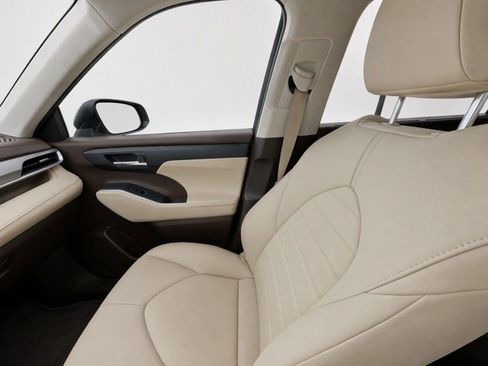 Used 2020 Toyota Highlander XLE AWD/4WD image 14