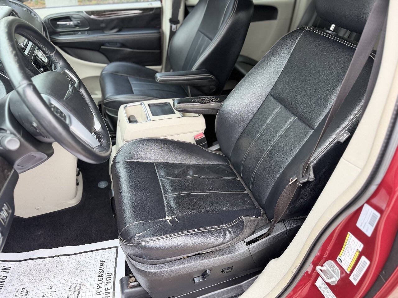 Used 2013 Chrysler Town & Country Touring FWD image 9