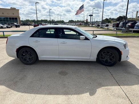 Used 2022 Chrysler 300 Touring L RWD image 17