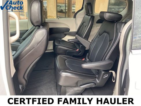 Used 2024 Chrysler Pacifica Touring-L image 17