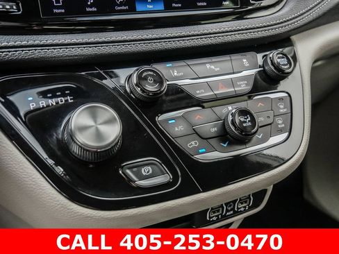 Used 2024 Chrysler Pacifica Limited FWD image 35