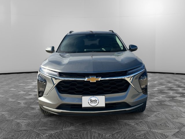 Used 2025 Chevrolet Trax LT FWD image 8