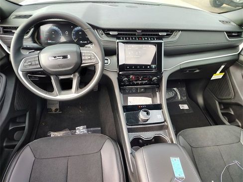 New 2025 Jeep Grand Cherokee L Altitude image 16