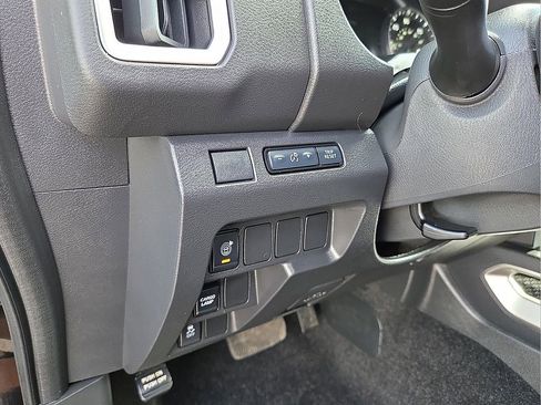 Used 2025 Nissan Frontier SV RWD image 13