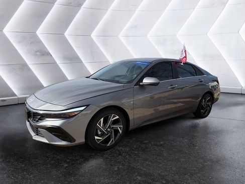 Used 2024 Hyundai Elantra Limited image 3