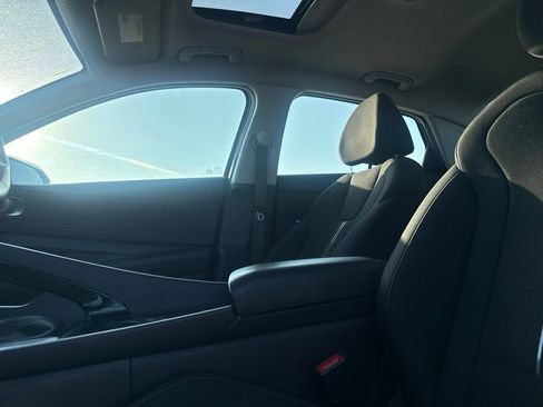 Used 2025 Hyundai Elantra SEL FWD image 34