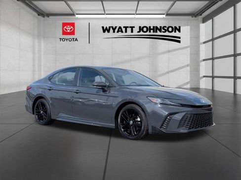 Used 2025 Toyota Camry SE FWD image 6