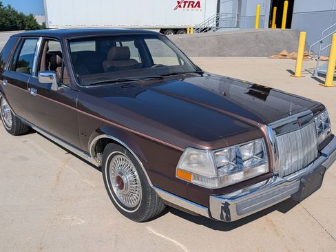 Used 1987 Lincoln Continental Signature RWD image 20