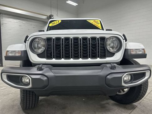 Used 2024 Jeep Gladiator Sport AWD/4WD image 10