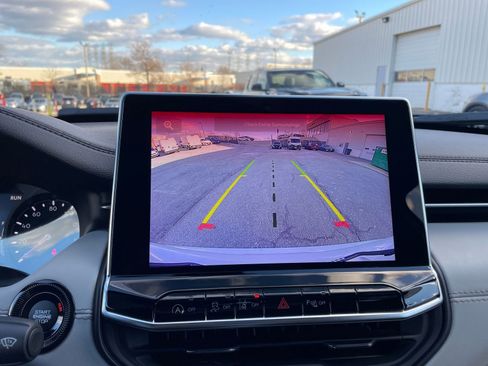 Used 2025 Jeep Compass Limited image 17