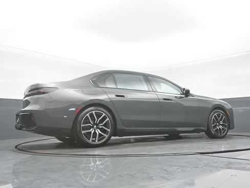 Used 2023 BMW i7 xDrive60 AWD/4WD image 32