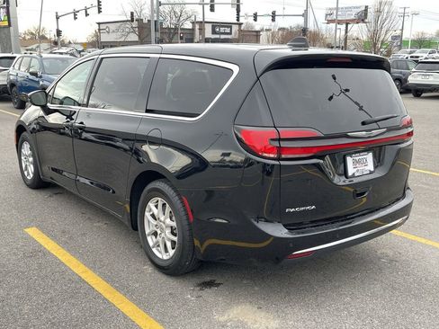 Used 2024 Chrysler Pacifica Touring-L FWD image 5