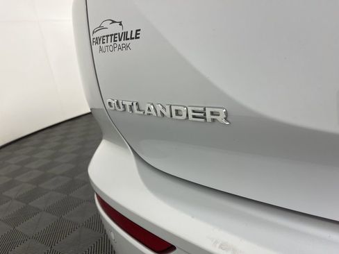 Used 2025 Mitsubishi Outlander SE FWD image 3