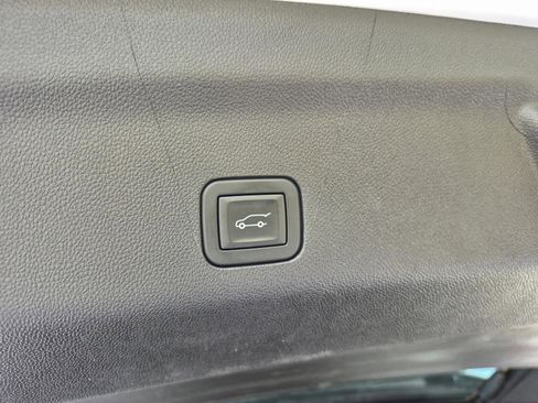Used 2025 GMC Yukon XL Denali AWD/4WD image 12