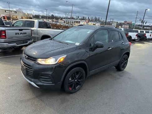 Used 2018 Chevrolet Trax LT w/ Sun & Sound Package image 13