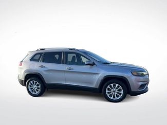 Used 2019 Jeep Cherokee Latitude w/ Popular Appearance Group video 2