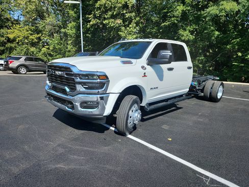New 2026 RAM 5500 4x4 Crew Cab image 18