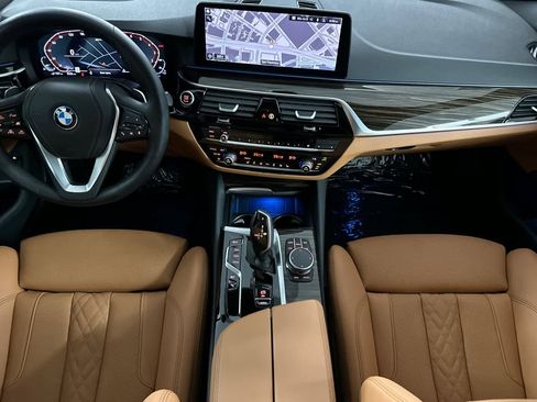 Used 2023 BMW 530e w/ Premium Package image 3