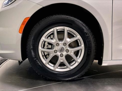 Used 2024 Chrysler Pacifica Touring-L FWD image 9