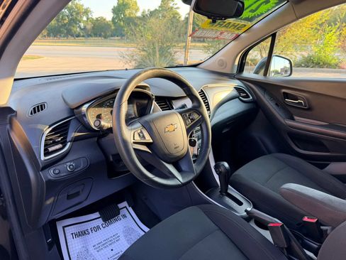 Used 2021 Chevrolet Trax LS w/ Tint and Cruise Package FWD image 9
