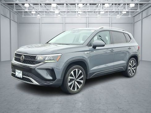 Certified 2023 Volkswagen Taos SE w/ Panoramic Sunroof Package image 3