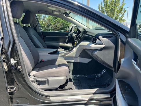 Used 2021 Toyota Camry LE w/ Carpet Mat Package (TMS) FWD image 29