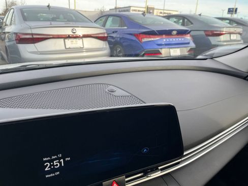 Used 2025 Hyundai Elantra SEL image 20