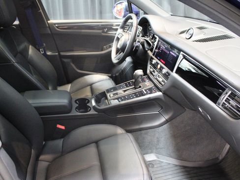 Certified 2024 Porsche Macan image 18