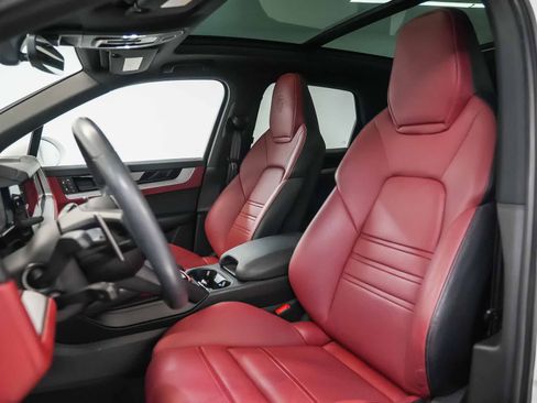 Used 2024 Porsche Cayenne AWD/4WD image 6