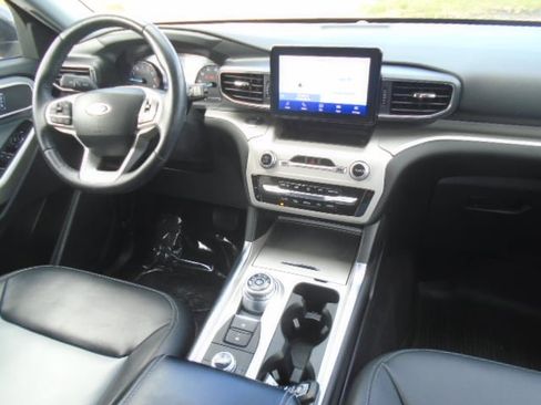 Used 2023 Ford Explorer XLT w/ Equipment Group 202A AWD/4WD image 8