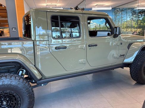 New 2025 Jeep Gladiator Nighthawk image 10