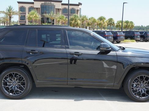 Used 2025 Jeep Grand Cherokee Summit AWD/4WD image 4
