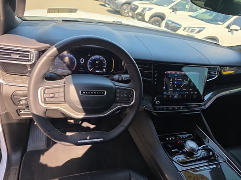 Used 2022 Jeep Wagoneer Series III AWD/4WD image 3