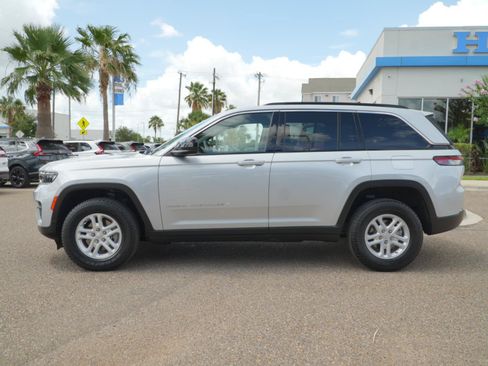 Used 2025 Jeep Grand Cherokee Laredo RWD image 10