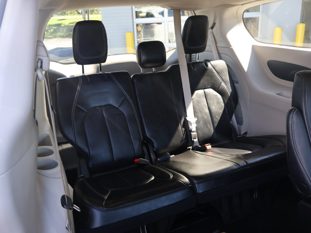 Used 2023 Chrysler Pacifica Touring-L FWD image 14