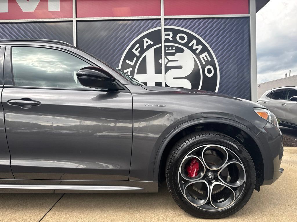 Used 2023 Alfa Romeo Stelvio Veloce AWD/4WD image 3