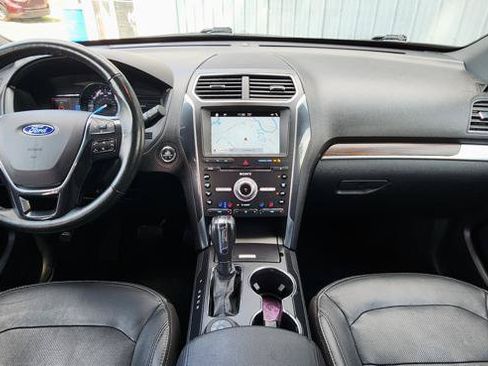 Used 2018 Ford Explorer Limited w/ Equipment Group 301A AWD/4WD image 17
