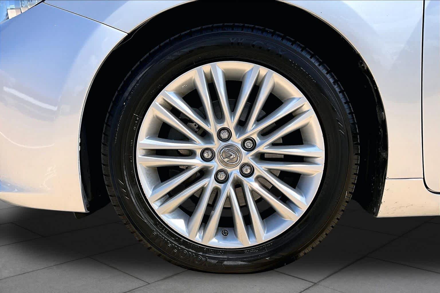 Used 2014 Lexus ES 350 w/ Luxury Package FWD image 11