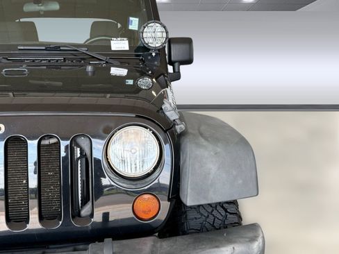 Used 2011 Jeep Wrangler Unlimited Rubicon w/ Connectivity Group AWD/4WD image 10