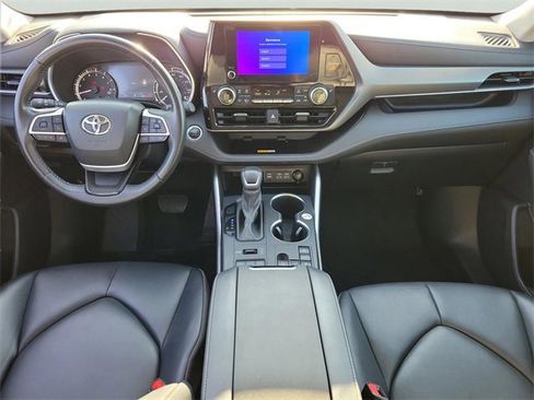 Used 2024 Toyota Highlander XLE image 9