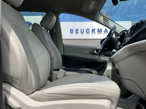 Used 2019 Chrysler Pacifica Touring-L FWD image 33