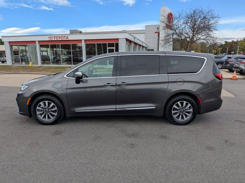 Used 2023 Chrysler Pacifica Limited image 2