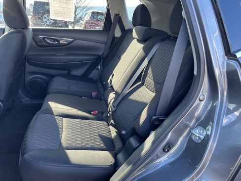 Used 2018 Nissan Rogue SV image 16