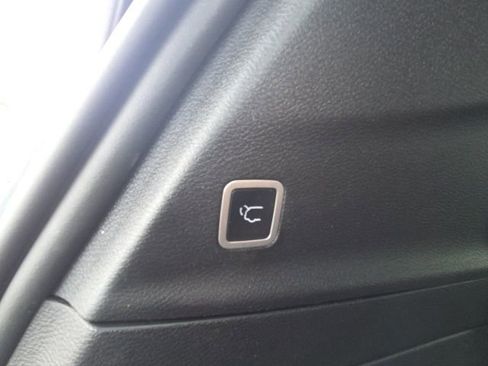 Used 2023 Chrysler Pacifica Limited w/ Uconnect Theater Family Group image 15