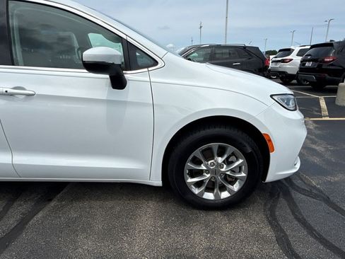 Used 2023 Chrysler Pacifica Touring-L AWD/4WD image 15