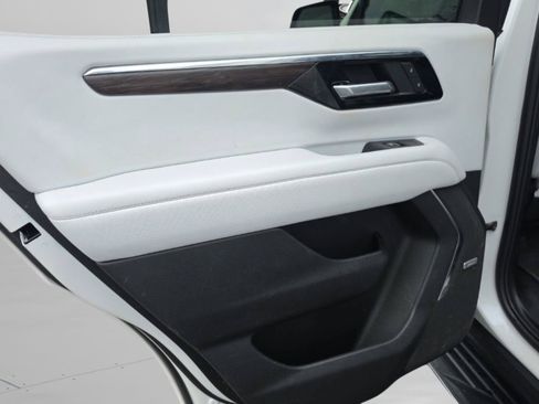 Used 2025 Chevrolet Tahoe Premier AWD/4WD image 22